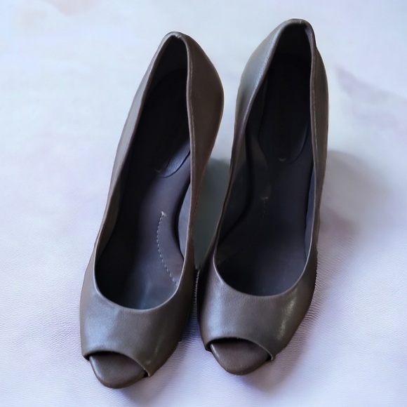 Brown Peep Toe Pump Leather and Chrome by BCBG - Picture 3 of 8